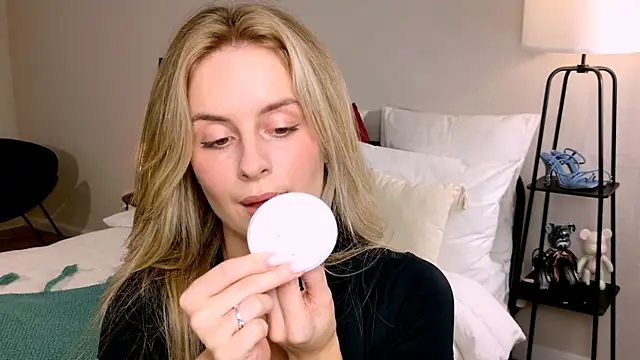 RozzitaBedberry online show from 09/19/25, 03:05