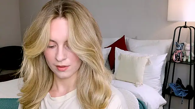 RozzitaBedberry online show from 11/04/25, 02:21