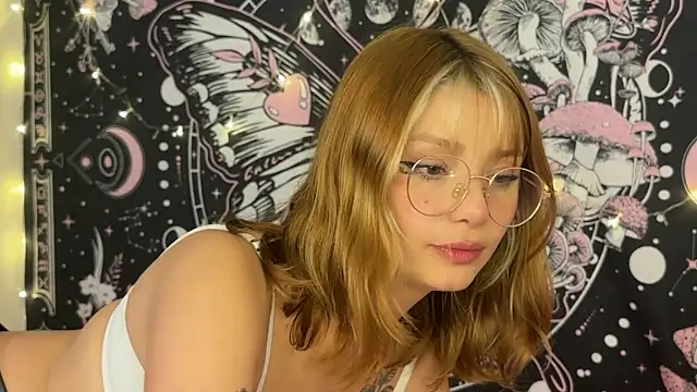 Snapshot of ari_kat chatting on 06/12/26, 02:42 ari kat online show from 06/12/26, 02:42
