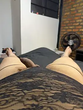 Snapshot of valenthottie chatting on 03/15/26, 10:06 valenthottie online show from 03/15/26, 10:06