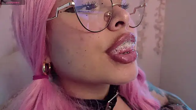 Haelycute online show from 04/17/26, 01:52