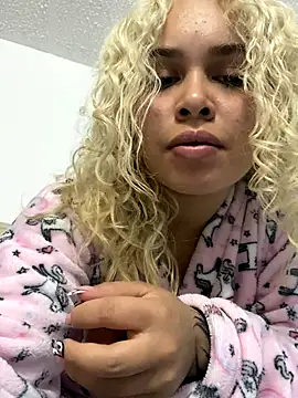 Haelycute online show from 10/08/25, 02:57