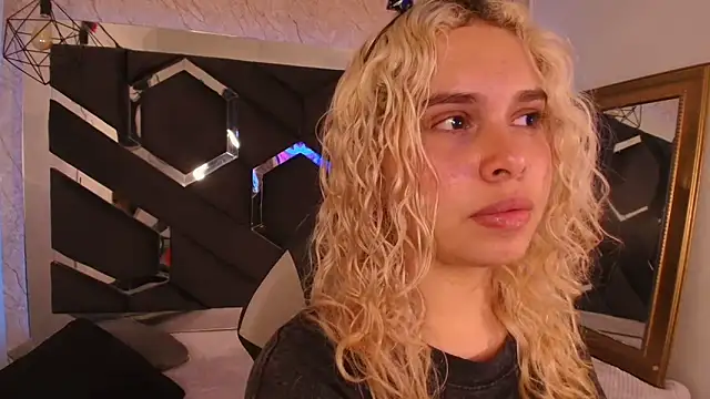 Haelycute online show from 11/02/25, 09:09