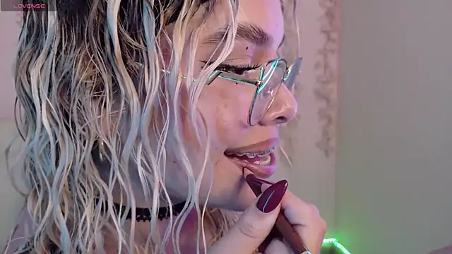 Haelycute online show from 04/11/26, 12:29