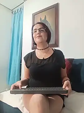 Snapshot of IsisBlake chatting on 05/17/26, 03:06 IsisBlake online show from 05/17/26, 03:06