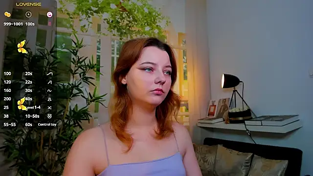 Snapshot of pretty_little_thing chatting on 11/28/25, 03:45 pretty little thing online show from 11/28/25, 03:45