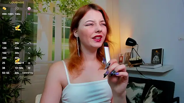 Snapshot of pretty_little_thing chatting on 10/25/25, 04:40 pretty little thing online show from 10/25/25, 04:40