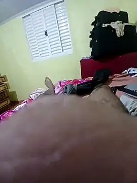 Snapshot of morenogts69 chatting on 12/17/25, 06:29 morenogts69 online show from 12/17/25, 06:29