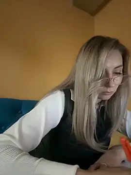 Snapshot of Crazy-Rosa chatting on 02/04/25, 03:04 Crazy-Rosa online show from 02/04/25, 03:04