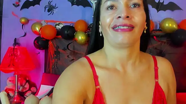 Snapshot of MaduraLuciana chatting on 10/18/25, 10:50 MaduraLuciana online show from 10/18/25, 10:50