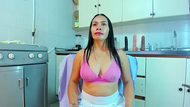 Snapshot of MaduraLuciana chatting on 10/23/25, 10:58 MaduraLuciana online show from 10/23/25, 10:58