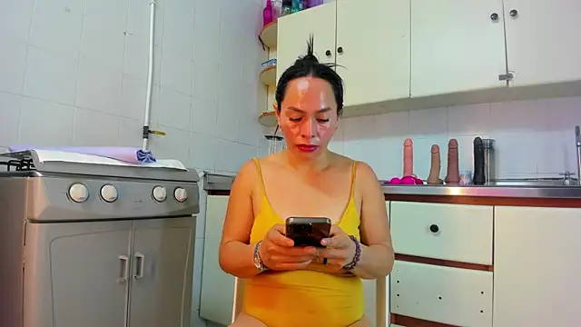 Snapshot of MaduraLuciana chatting on 11/20/25, 10:27 MaduraLuciana online show from 11/20/25, 10:27