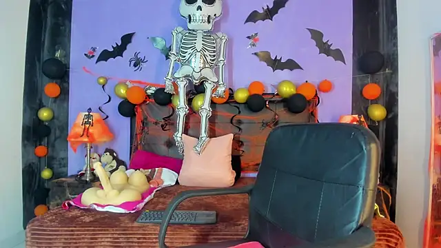 Snapshot of MaduraLuciana chatting on 10/24/25, 10:47 MaduraLuciana online show from 10/24/25, 10:47