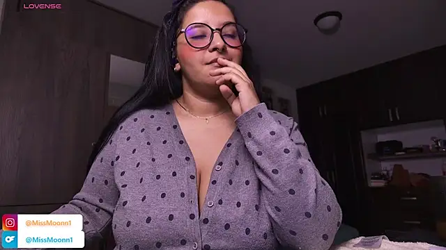 Snapshot of Steph_moon_ chatting on 10/29/25, 01:04 Steph moon  online show from 10/29/25, 01:04