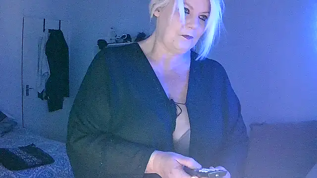 Snapshot of Miahotmilf chatting on 06/19/26, 07:09 Miahotmilf online show from 06/19/26, 07:09