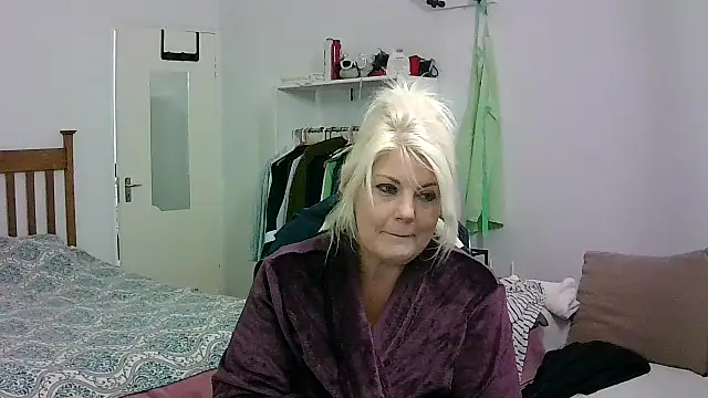 Snapshot of Miahotmilf chatting on 05/09/26, 05:05 Miahotmilf online show from 05/09/26, 05:05