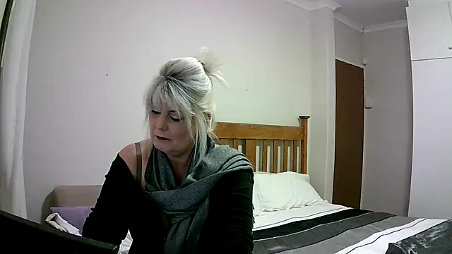 Miahotmilf online show from 12/31/24, 09:50