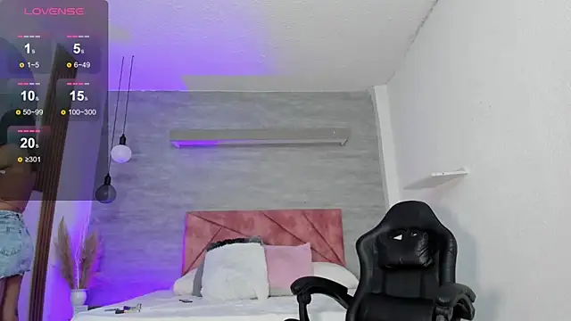 Snapshot of thararouse chatting on 11/14/25, 12:20 thararouse online show from 11/14/25, 12:20