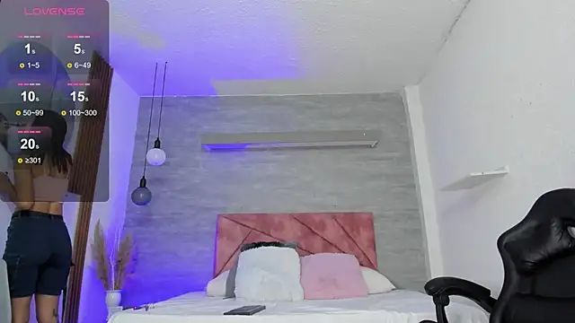 Snapshot of thararouse chatting on 11/15/25, 12:20 thararouse online show from 11/15/25, 12:20