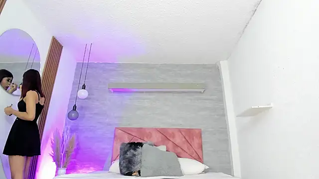 Snapshot of thararouse chatting on 09/24/25, 12:11 thararouse online show from 09/24/25, 12:11