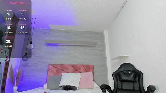 Snapshot of thararouse chatting on 11/20/25, 12:17 thararouse online show from 11/20/25, 12:17