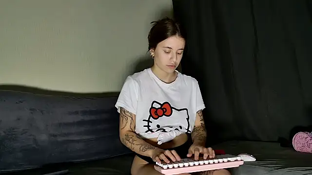 Snapshot of MazzyDoll chatting on 10/26/25, 01:33 MazzyDoll online show from 10/26/25, 01:33