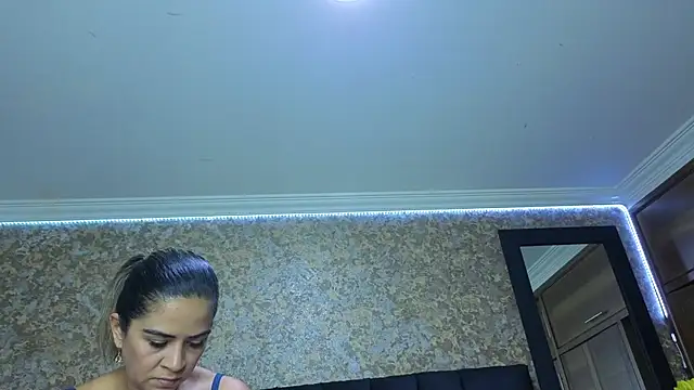 stella xue online show from 11/19/25, 08:42