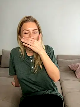 belle98 online show from 11/25/25, 09:42