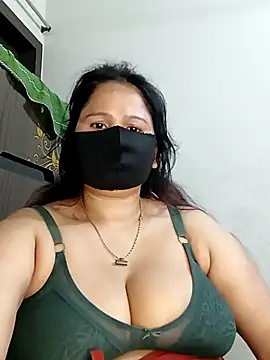 Snapshot of Tishani chatting on 10/02/25, 05:11 Tishani online show from 10/02/25, 05:11