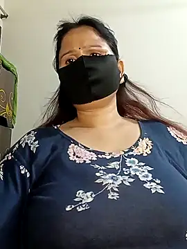 Snapshot of Tishani chatting on 09/21/25, 04:56 Tishani online show from 09/21/25, 04:56