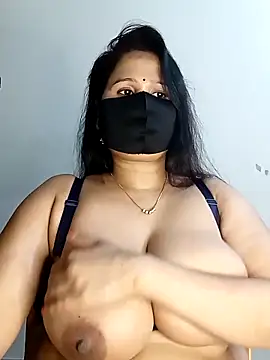 Snapshot of Tishani chatting on 02/10/25, 02:26 Tishani online show from 02/10/25, 02:26