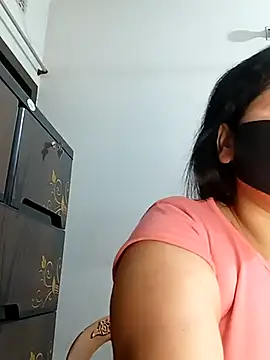 Snapshot of Tishani chatting on 03/17/25, 12:42 Tishani online show from 03/17/25, 12:42