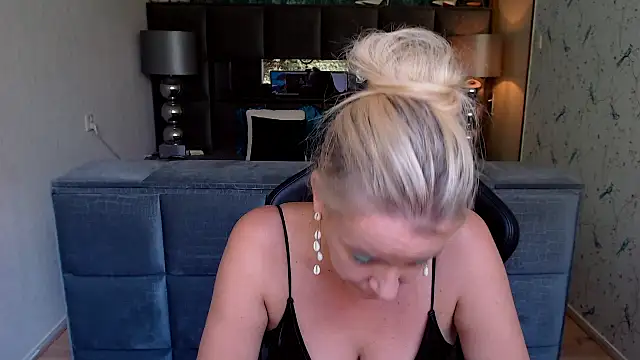 Snapshot of Wendysexyx chatting on 09/28/25, 02:02 Wendysexyx online show from 09/28/25, 02:02