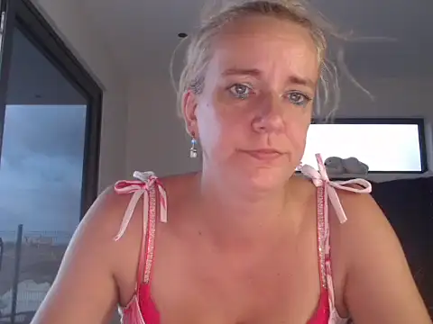 Snapshot of Wendysexyx chatting on 10/18/25, 10:12 Wendysexyx online show from 10/18/25, 10:12