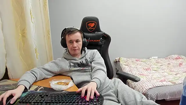 Snapshot of iliaskrislove chatting on 12/01/25, 04:19 iliaskrislove online show from 12/01/25, 04:19