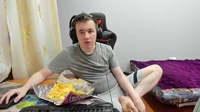 Snapshot of iliaskrislove chatting on 12/17/25, 04:28 iliaskrislove online show from 12/17/25, 04:28