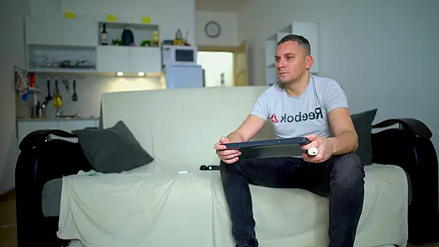 Snapshot of littlesweettifany chatting on 11/27/25, 12:27 littlesweettifany online show from 11/27/25, 12:27