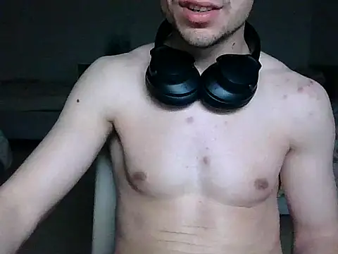 Snapshot of Fuckbyboy chatting on 02/15/25, 09:17 Fuckbyboy online show from 02/15/25, 09:17