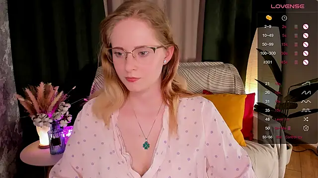 Snapshot of Aemilia_ chatting on 06/11/26, 08:33 Aemilia online show from 06/11/26, 08:33