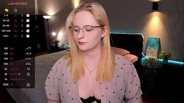 Aemilia  online show from 03/20/25, 08:53