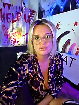 Snapshot of SpicyVicky chatting on 10/17/25, 05:00 SpicyVicky online show from 10/17/25, 05:00