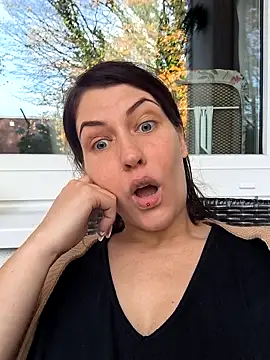 Linalicious online show from 11/06/25, 02:21