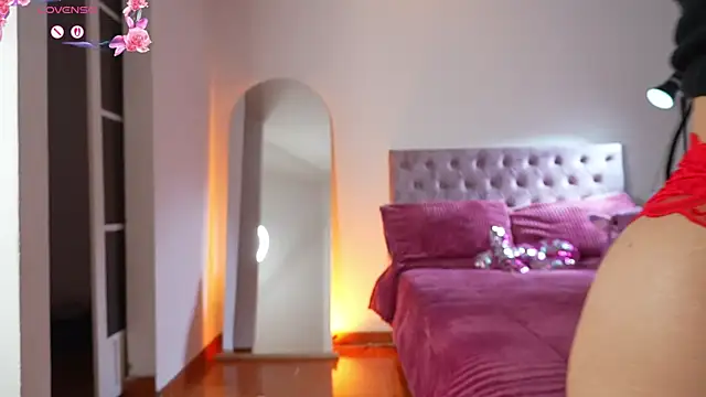 Snapshot of samantha_evans2 chatting on 11/20/25, 12:00 samantha evans2 online show from 11/20/25, 12:00