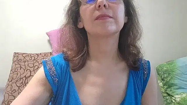 Snapshot of HollyJewel chatting on 06/17/26, 04:17 HollyJewel online show from 06/17/26, 04:17