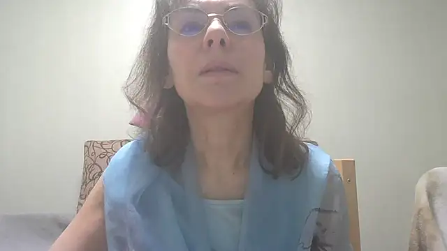 Snapshot of HollyJewel chatting on 03/05/25, 05:50 HollyJewel online show from 03/05/25, 05:50