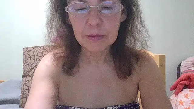 Snapshot of HollyJewel chatting on 07/13/26, 06:18 HollyJewel online show from 07/13/26, 06:18