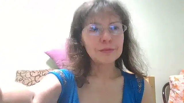 Snapshot of HollyJewel chatting on 06/21/26, 06:14 HollyJewel online show from 06/21/26, 06:14