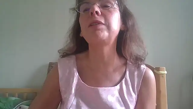 Snapshot of HollyJewel chatting on 10/06/25, 11:55 HollyJewel online show from 10/06/25, 11:55