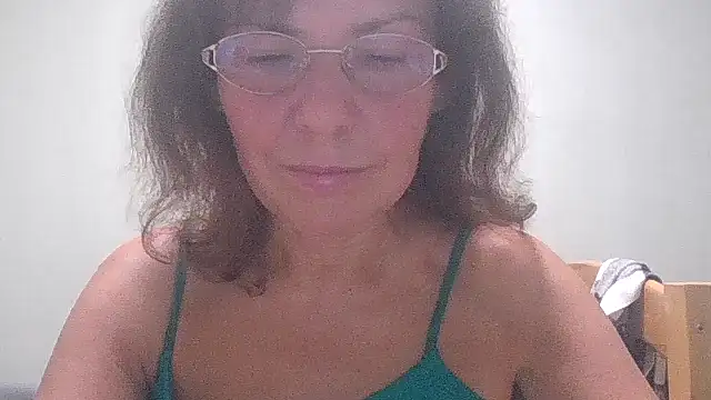 Snapshot of HollyJewel chatting on 09/28/25, 06:59 HollyJewel online show from 09/28/25, 06:59