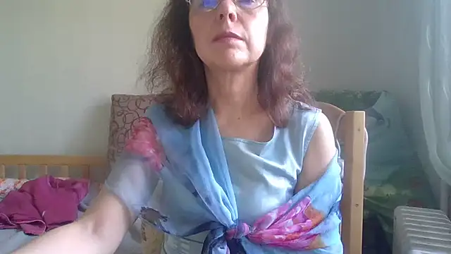 Snapshot of HollyJewel chatting on 05/15/26, 01:42 HollyJewel online show from 05/15/26, 01:42